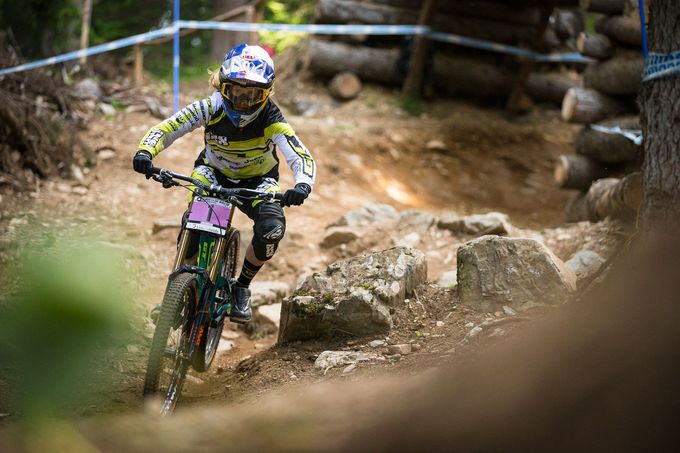Downhillracerin Rachel Atherton in Aktion