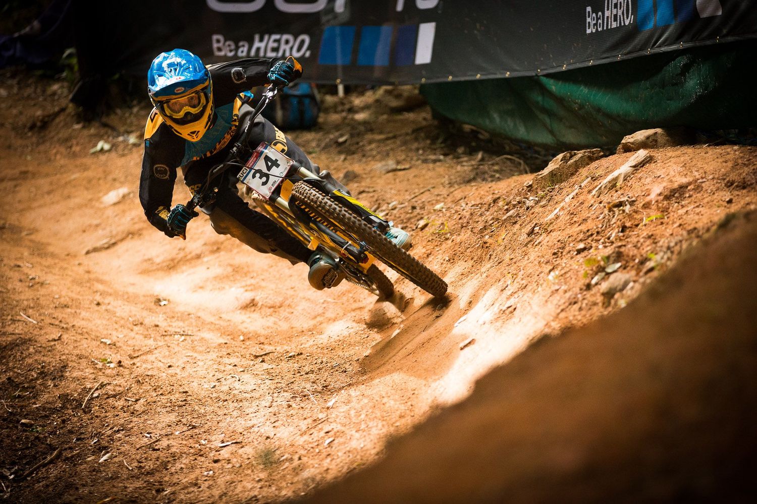 downhill-world-cup-cairns-australien-propain-dirt-zelvy