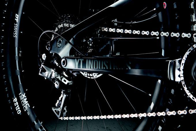 http---coresites-cdn.factorymedia.com-dirt_new-wp-content-uploads-2016-04-JEFFSY_CF_Pro_Rawr_Jet_Black_Derailleur-680x453 (1)