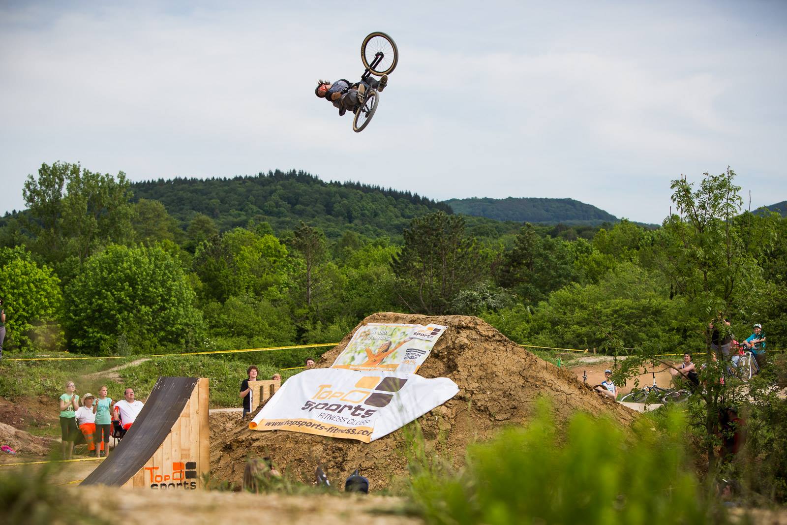 Nico Scholze dreht sich mit einem fetten Corked 720 über den letzten großen Sprung auf dem neuen Slopestyle Kurs. Photocredit: Rick Schubert