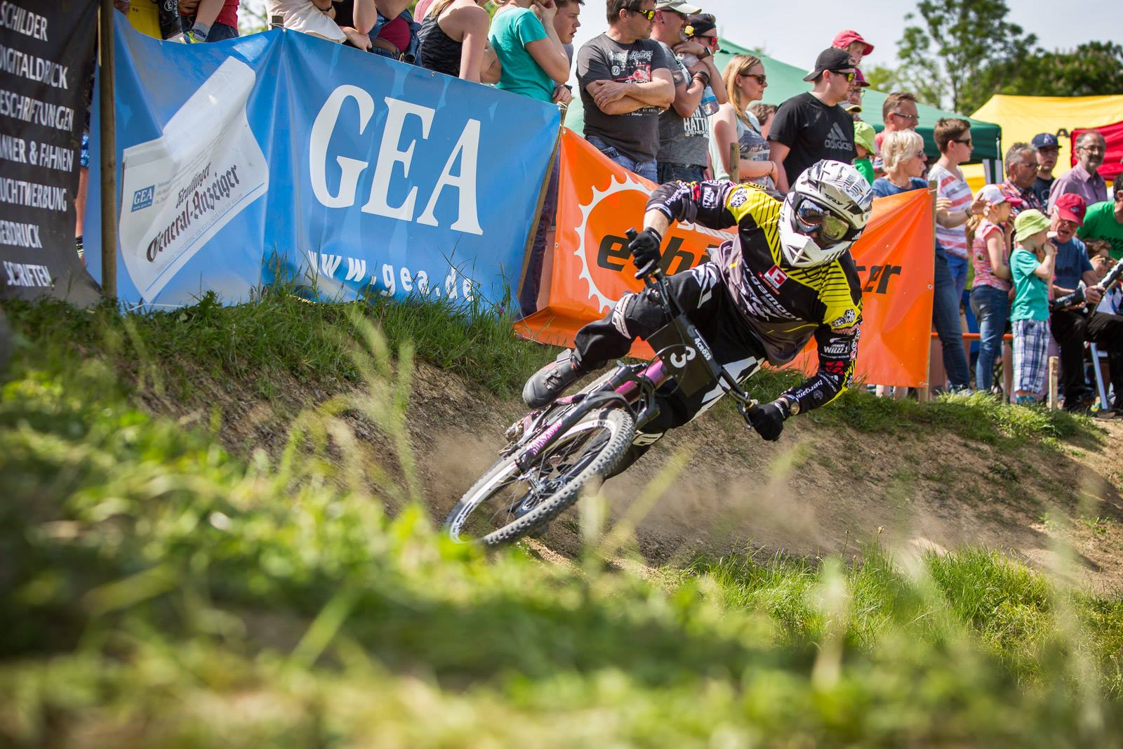 Simon Waldburger fährt im Finale auf die Proline zu und holt den Sieg. Scherer, Göhler und Haug berührten sich in der ersten Kurve. Photocredit: Rick Schubert 