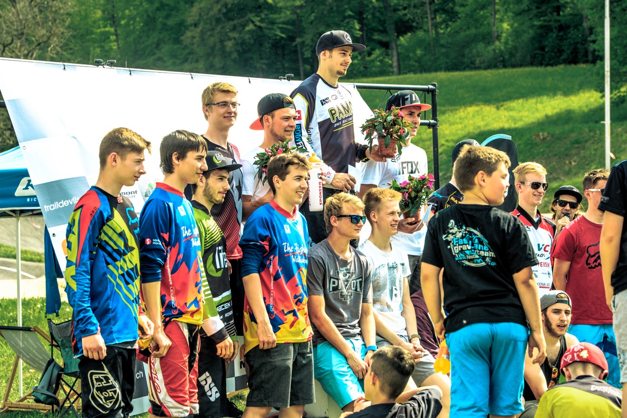Das voll besetzte Elite Podium am Ende des Wettkampftages (Fotograf: Canonite Photography (Florian Gärtner) - www.canonite.ch)