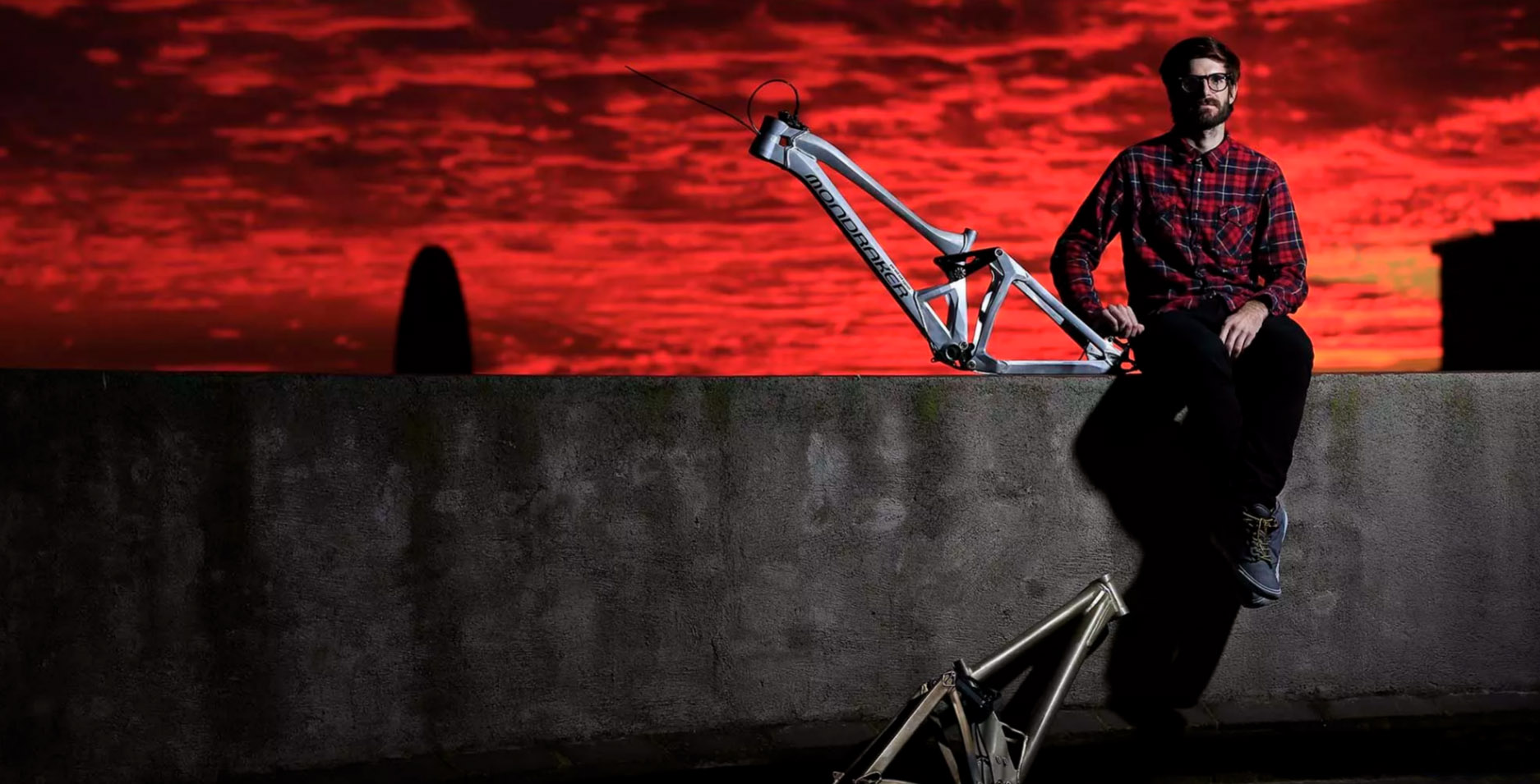 Cesar Rojo posiert mit einigen Prototypen von Summon vor dem Abendhimmel von Barcelona