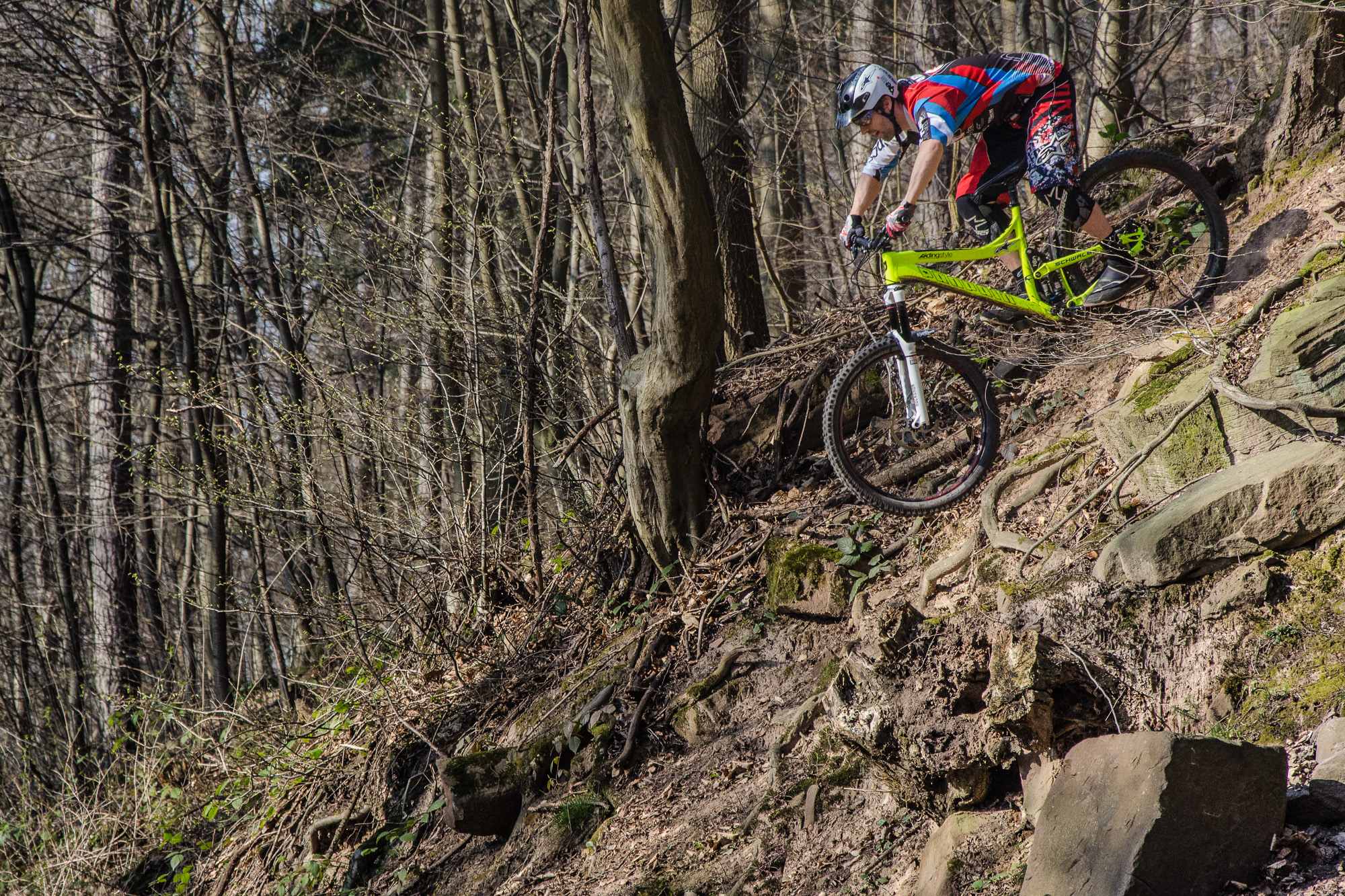 Bei der Steilabfahrt im Gelände bleiben auch die Arme leicht gebeugt um Unebenheiten aufnehmen zu können.