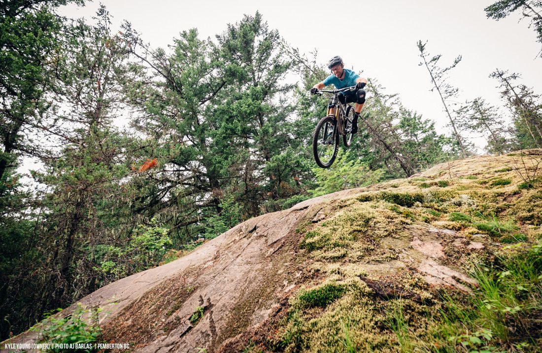 Kyle Young, der Besitzer von Transition Bikes, bei der Arbeit