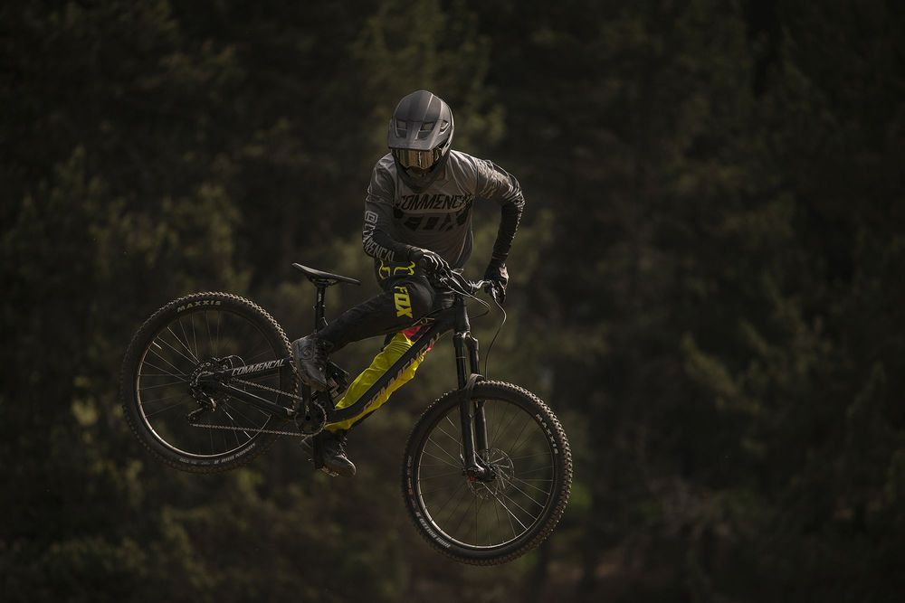 Lluis-Lacondeguy-Mountainbike-Kick-Out