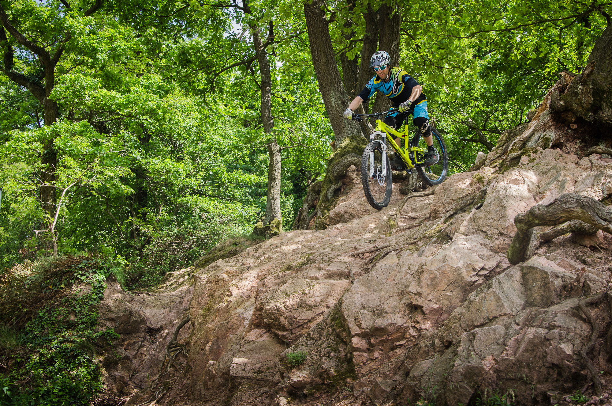 In technischen Steilabfahrten ist es besonders wichtig die Geschwindigkeit zu kontrollieren.