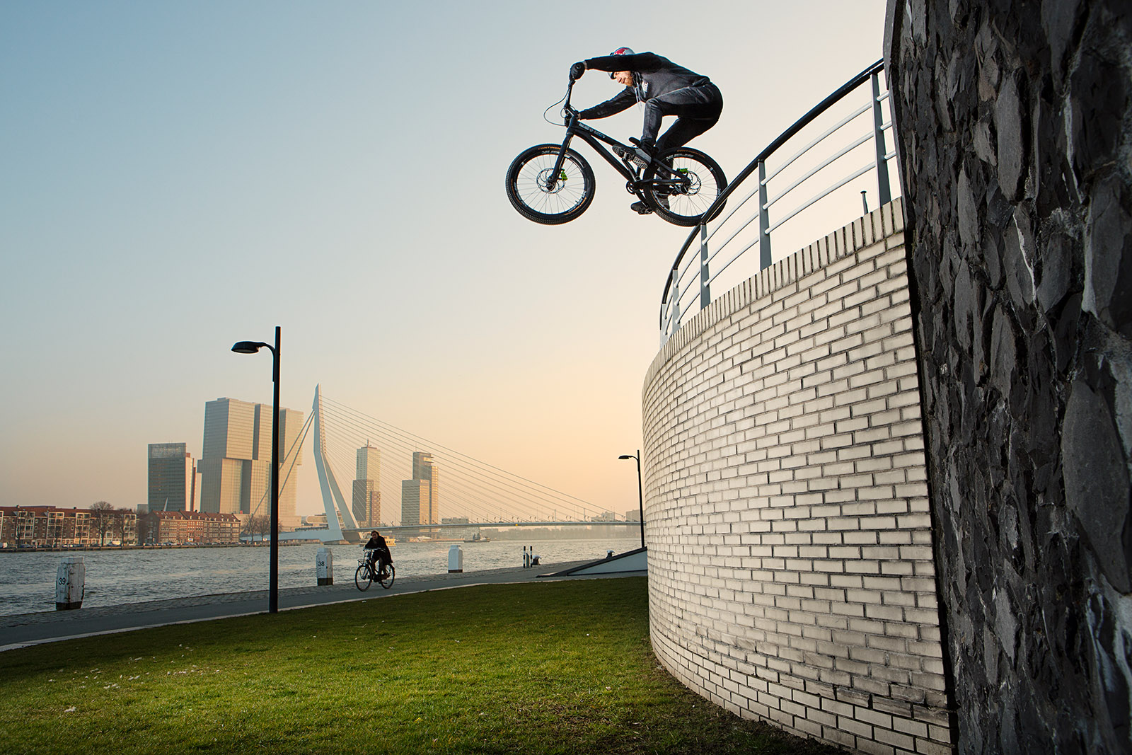 Bei solchen Drops ist Danny MacASkill sicher froh darüber, dass sein Signatureschuh von Five Ten mit einer EVA-Zwischensohle augestattet ist, die für Komfort und Dämpfung bei Stößen sorgt