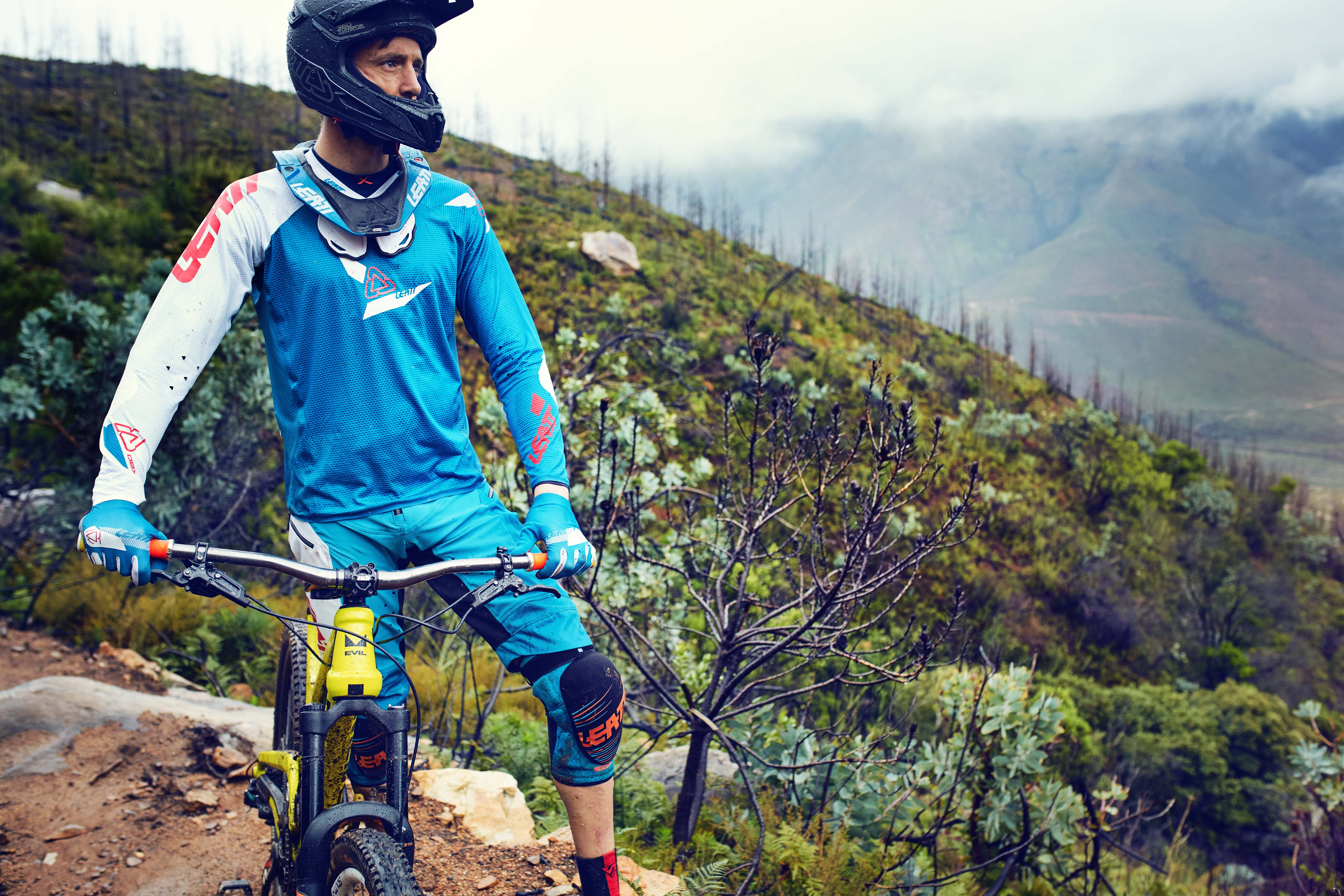 Wir verraten euch schon vor dem offiziellen Produktlaunch wie die Helm- und Funktionskleidungskollektion von Leatt für die Saison 2017 aussieht.