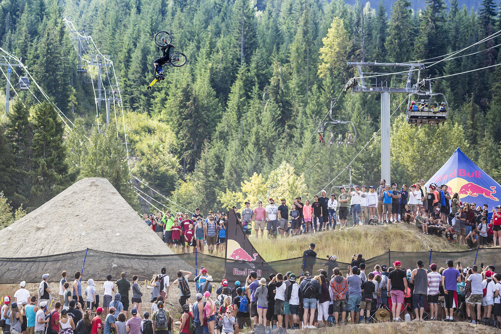 Max Fredriksson Dicker Nohanded Flip von Max Fredriksson; Foto: Jussi Grznar / Red Bull Content Pool