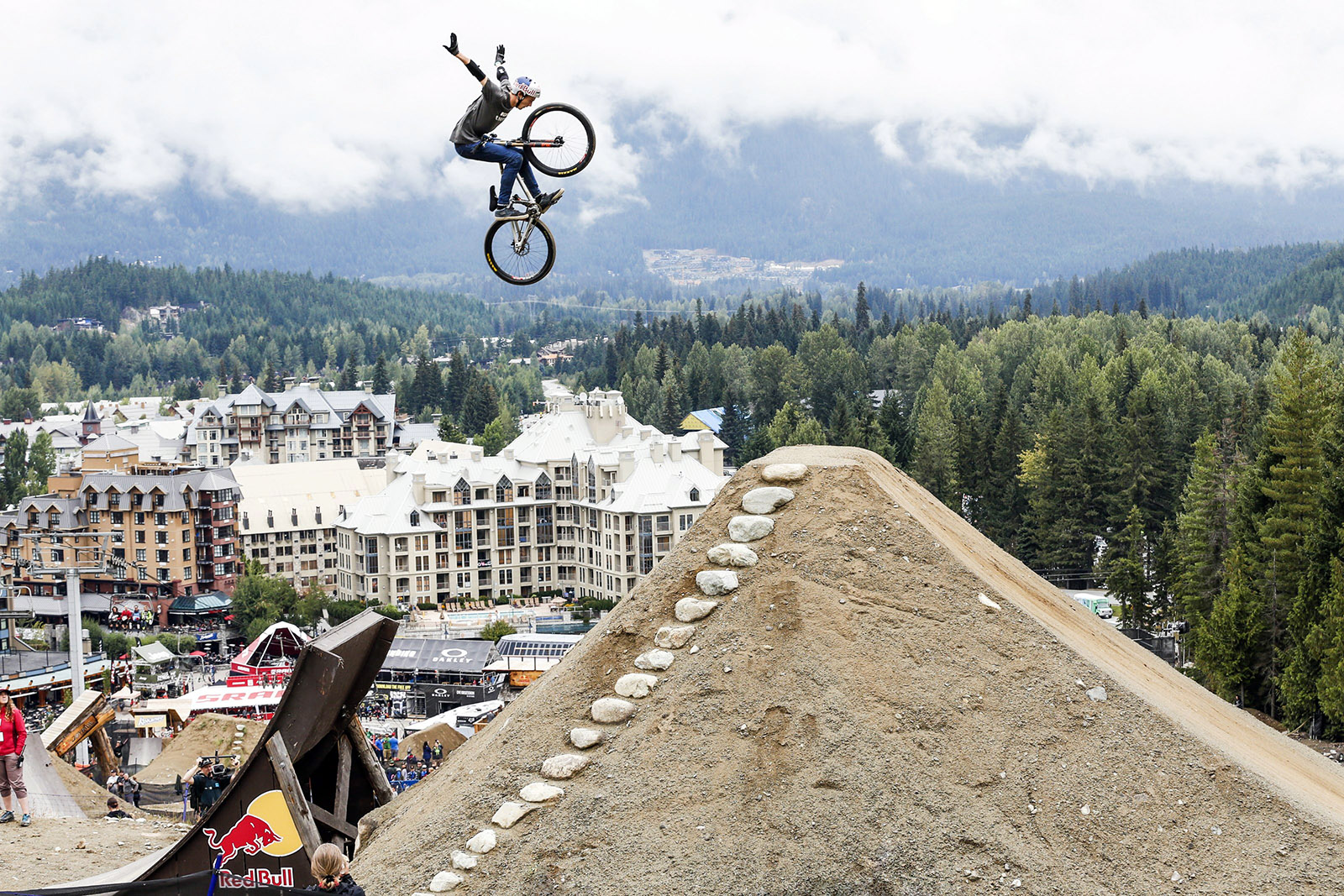 Thomas Genon mit einem Tuck Nohander auf dem Red Bull Joyride Slopestylecontest 2015 in Whistler, Kanada