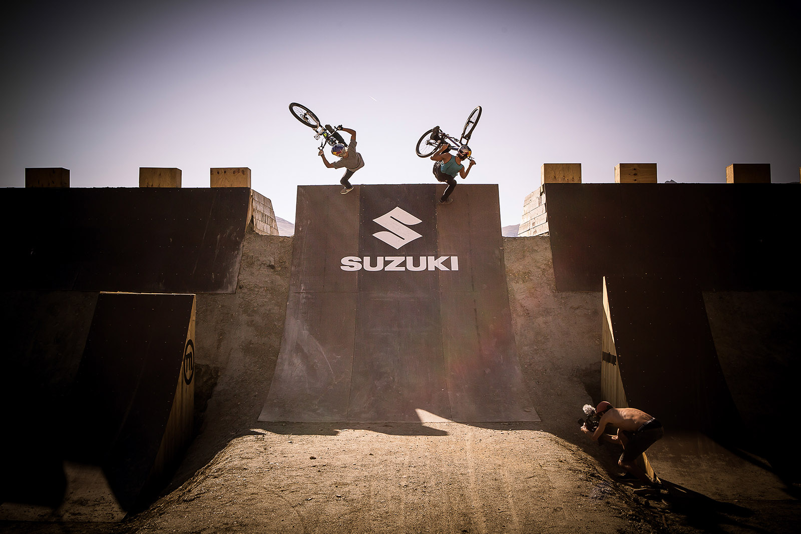 Suzuki-Nine-Nights Symon Godziek und Peter Henke mit einem Synchronfootplant bei Suzuki Nine Knights