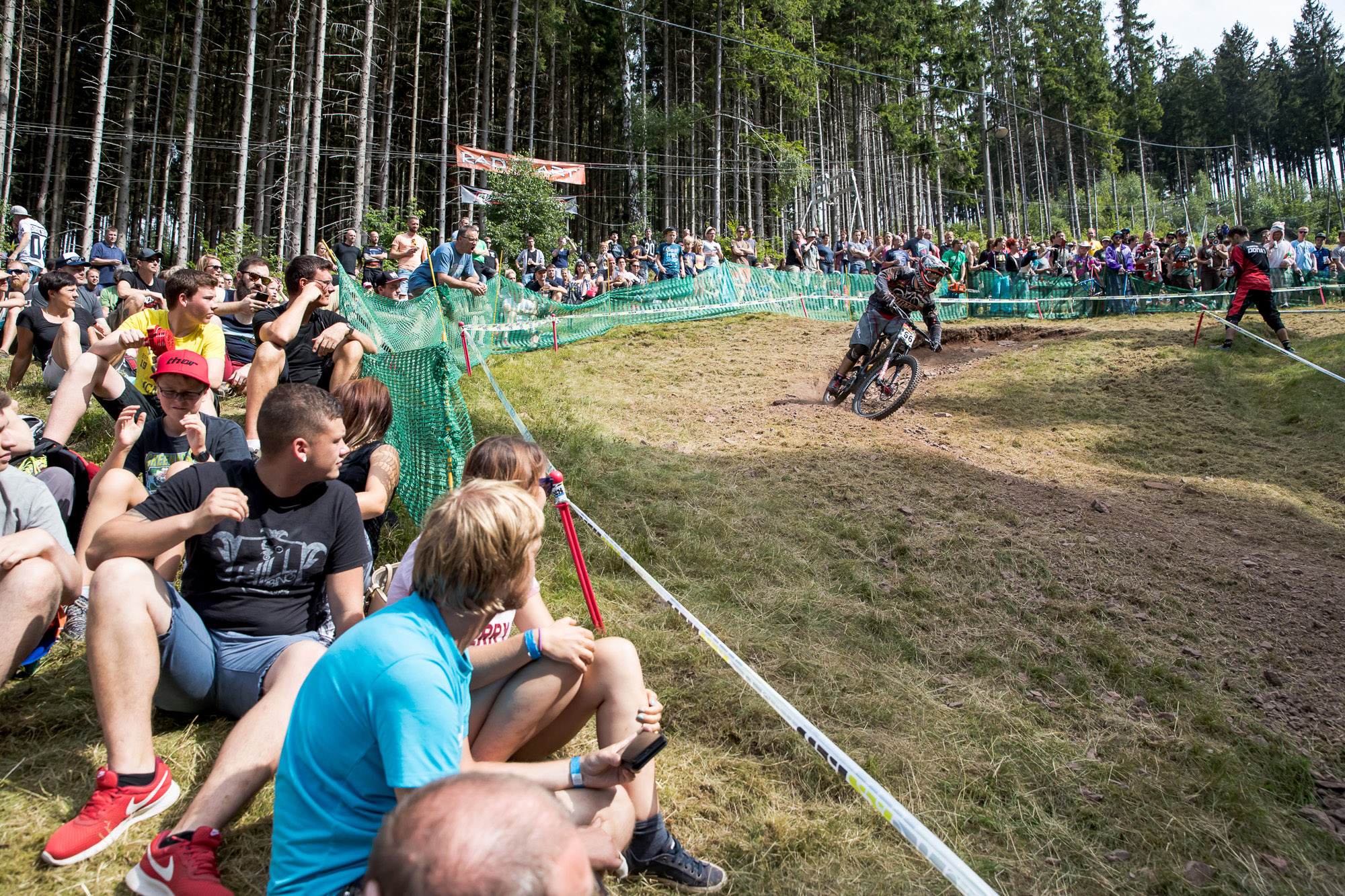 Die legendäre Fankurve in Ilmenau lief beim iXS German Downhill Cup 2016 wieder zu Bestform auf