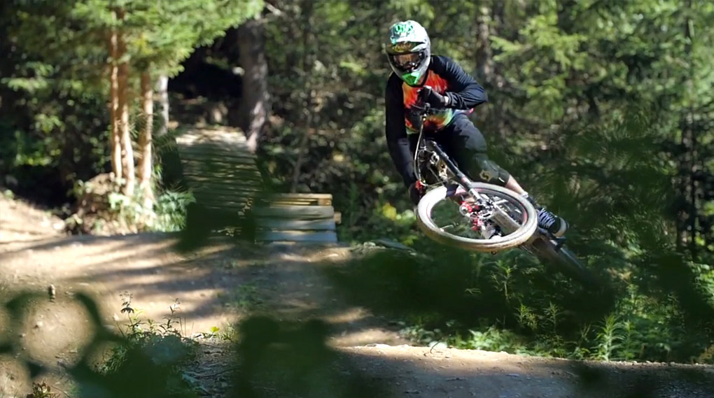 Da ziehen sich die Mundwinkel von alleine nach oben! Vink Nico brettert in diesem Video seine neue Signatureline im Bikepark Chatel runter. Knaller!