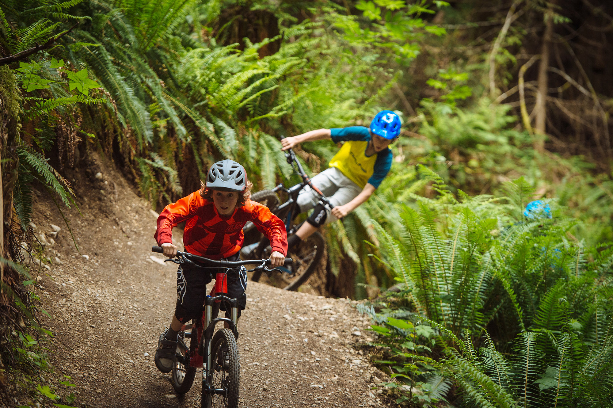 Das Rocky Mountain Reaper in Aktion: Jacob Jewett folgt seinem Bruder Dane auf einem Trail