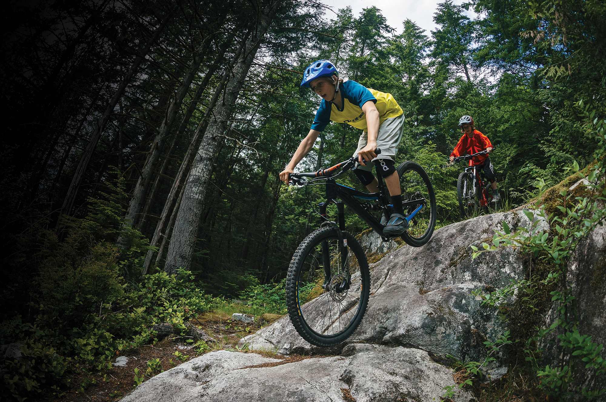 Jacob Jewett knöpft sich auf seinem Rocky Mountain Reaper einen Felsen vor