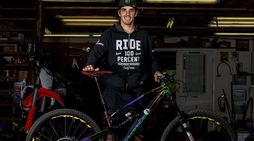 Sam Hill geht beim Crankworx EWS 2016 mit einem ganz besonderen Bike an den Start. Sag "Hallo" zu seinem Nukeproof Mega Grave Digger im Monstertrucklook.