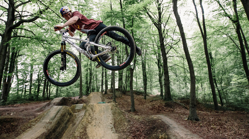 Thomas Genon gehört zu den besten Slopestylefahrern der Welt. In diesem super gemachten Video nimmt er uns zu seinen Localspots mit.