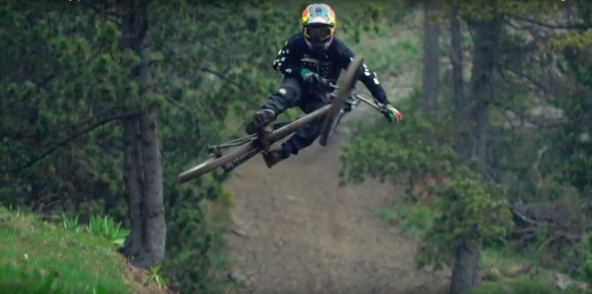 40 Sekunden Vollgas: Andreu Lacondeguy hat für diesen kurzen RAW-Edit den La Molina Bikepark an der spanisch-französischen Grenze zerlegt. Rasant!