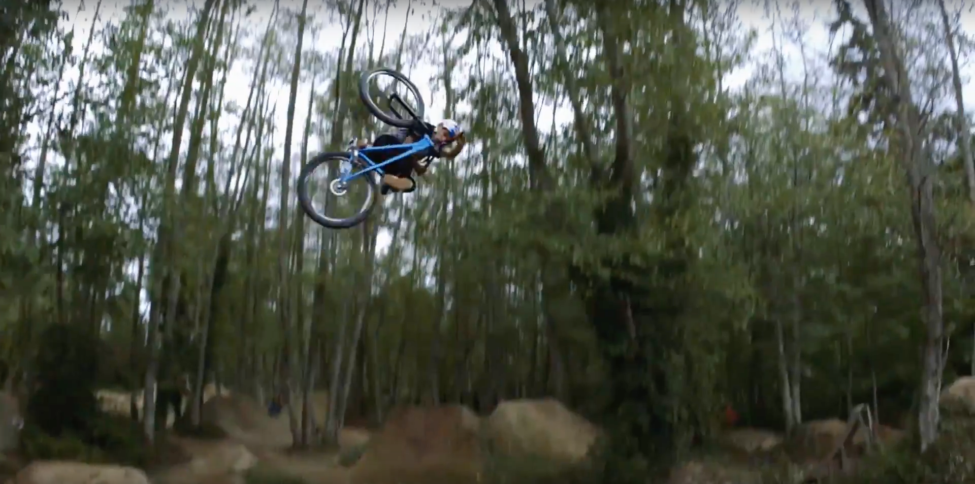 Style trifft auf Airtime: In dieser Folge von RAW 100 zerlegt der kanadische Red-Bull-Fahrer Anthony Messere seine privaten Dirtjumps in British Columbia.