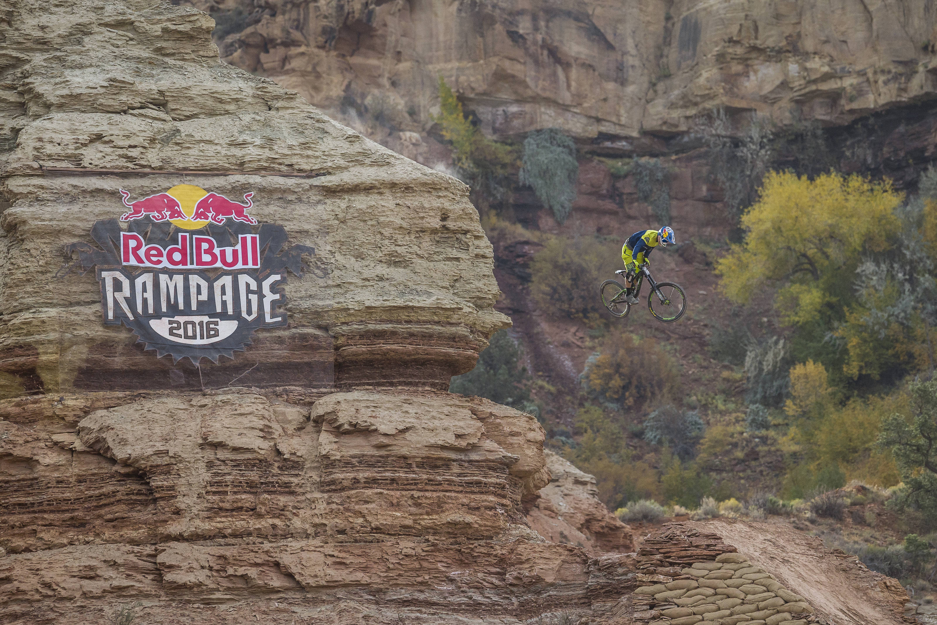 Darren Berrecloth war der erste Starter bei der Red Bull Rampage 2016. Hier kannst du seinen Run aus der Helmkameraperspektive hautnah miterleben.