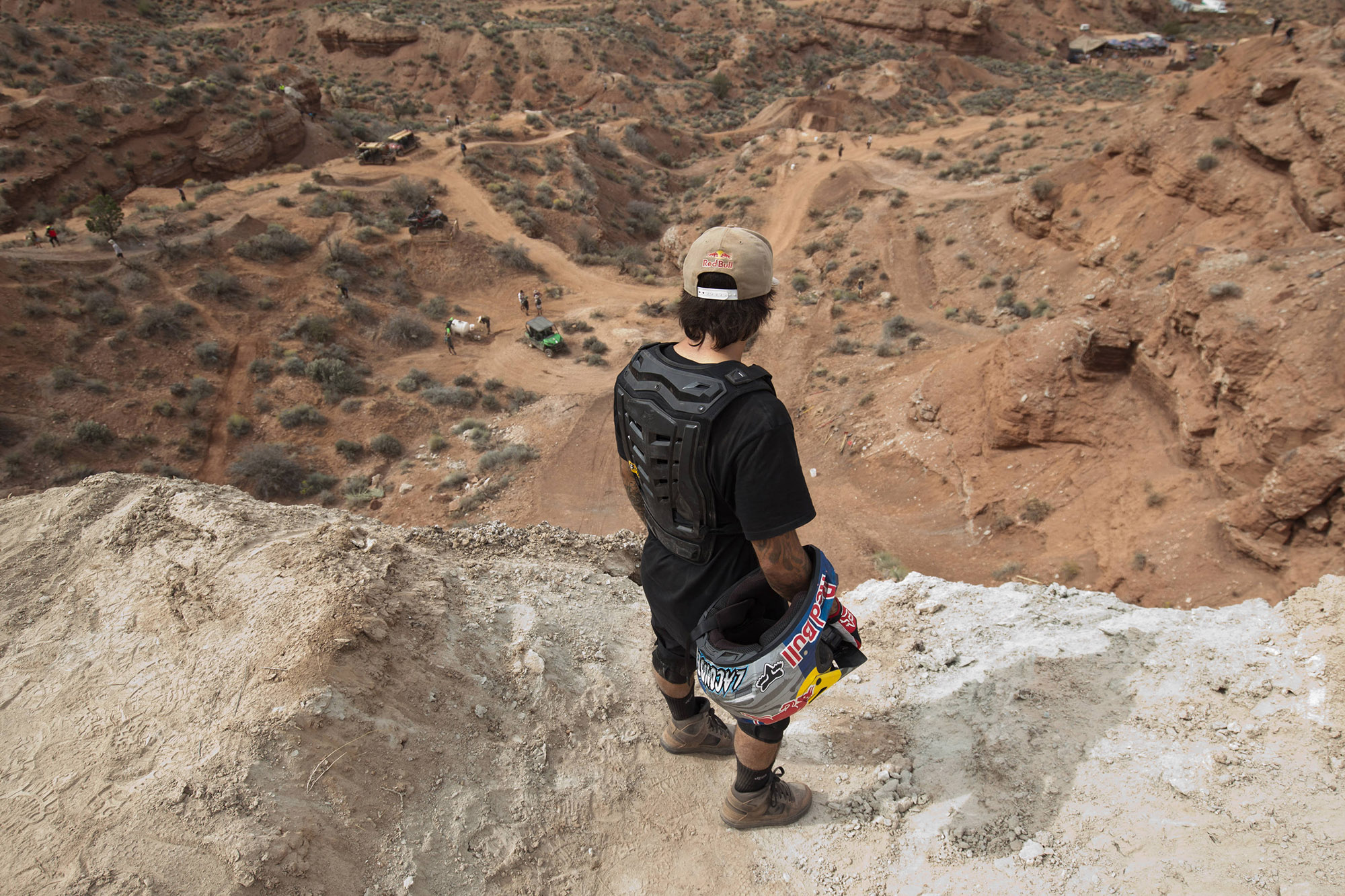 Red-Bull-Rampage-2016-Andreu-Lacondeguy-Drop-Check Andreu Lacondeguy looks at his line during practice at Red Bull Rampage in Utah; Foto: John Gibson/Red Bull Content Pool