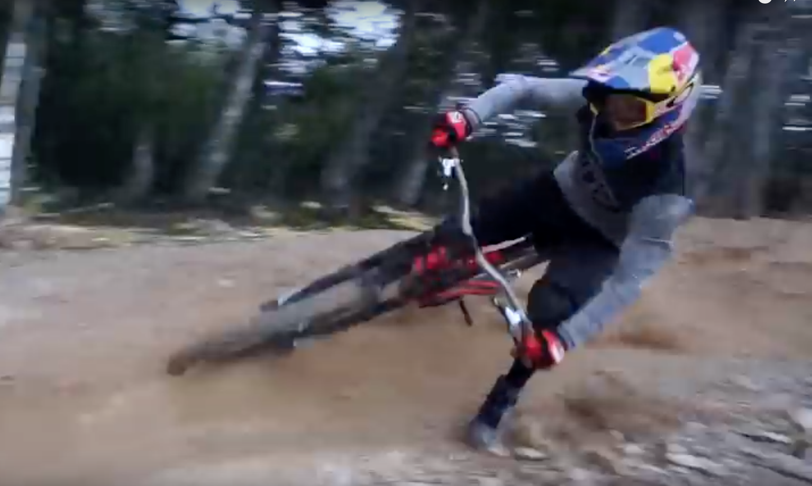 Zwei Minuten Geballer aus Andorra. Andreu Lacondeguy und sein Bruder Lluis nehmen in diesem Video die Worldcupstrecke von Vallnord auseinander.