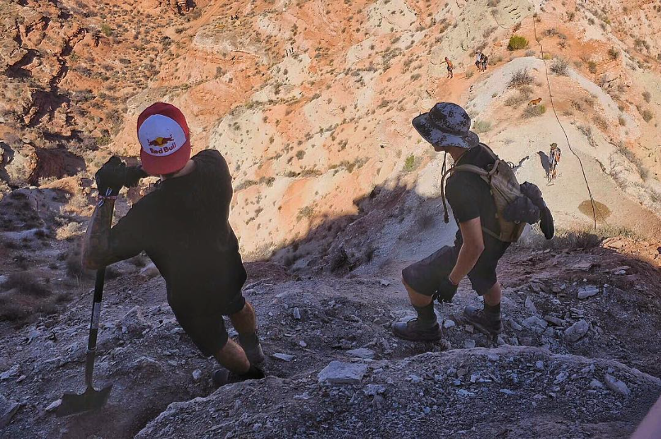 Meinen die das ernst?! Hier findest du die besten Instagram-Posts vom zweiten Bautag der Red Bull Rampage 2016 in den Bergen von Utah.