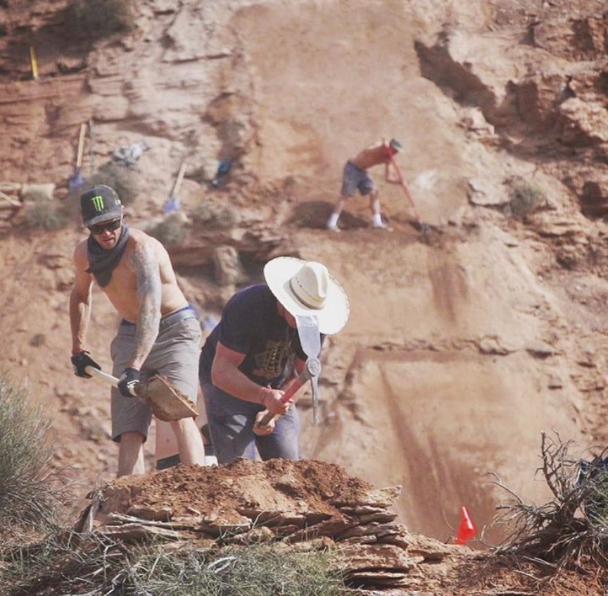 Große Ereignisse werfen ihre Schatten voraus! Hier findest du die besten Instagram-Posts von der Bauphase der Red Bull Rampage 2016 in Utah.