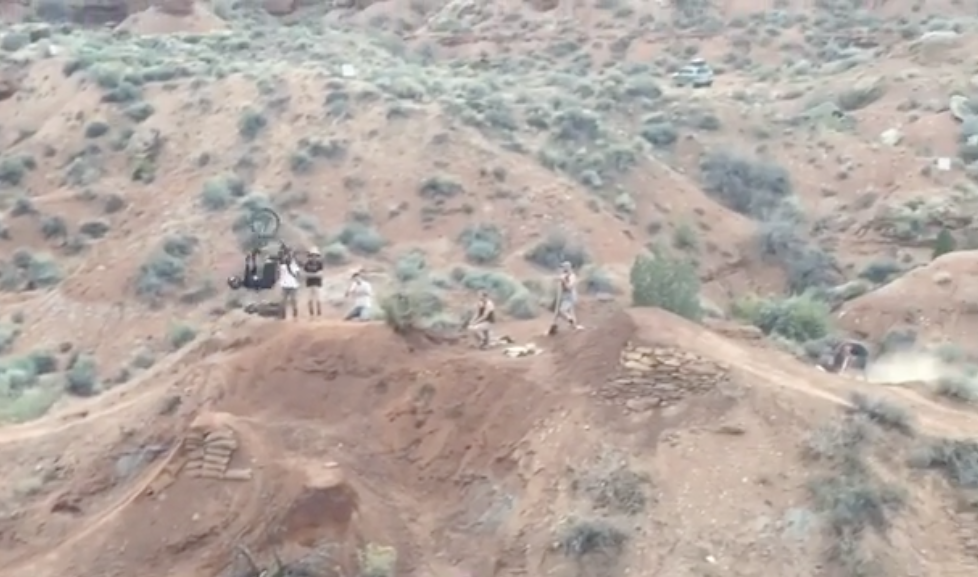 Backflips zum Warmwerden?! Antoine Bizet hat als erster Fahrer den Parcours der Red Bull Rampage 2016 in Utah angetestet.