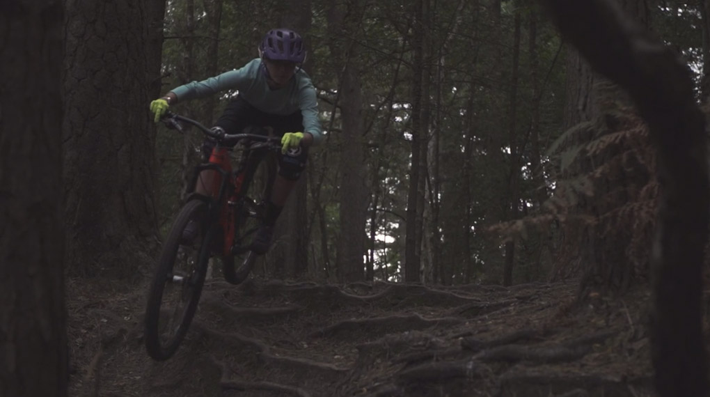 Just ride! Georgia Leslie nimmt uns in diesem gut gemachten Video auf eine Mountainbiketour durch die Wälder von Surrey mit.