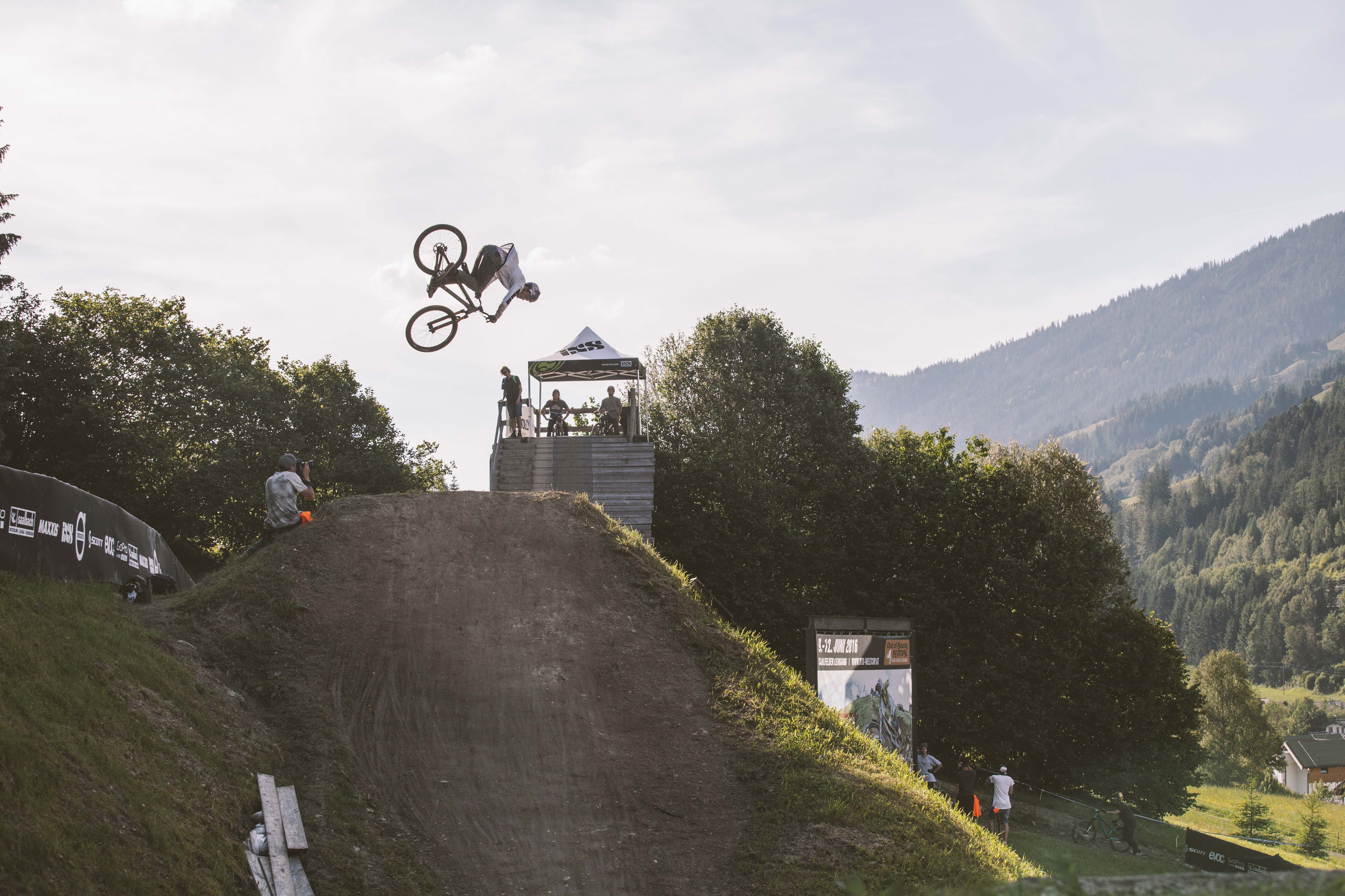 Die britische Nachwuchshoffnung Matt Jones tritt in die Fußstapfen von Brandon Semenuk – und das sowohl style- als auch videotechnisch. Aber seht selbst …