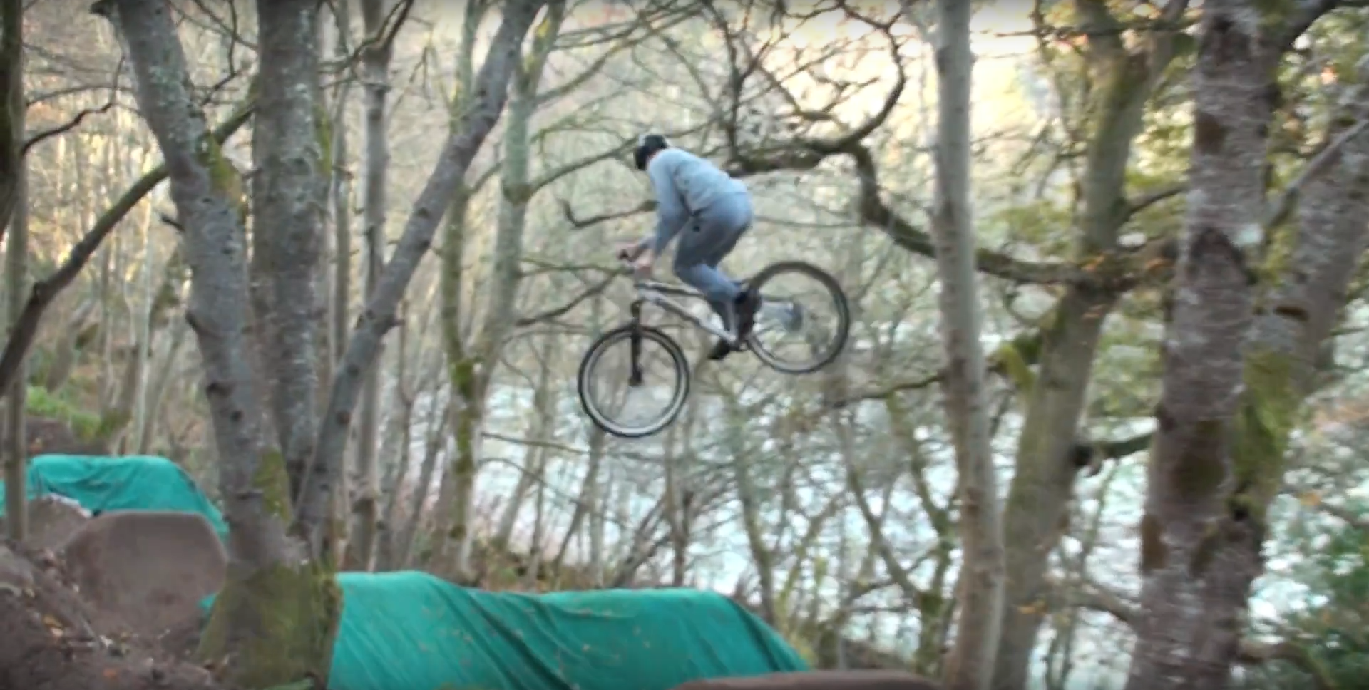 Im diesem Video von der Porous Crew aus Schottland knöpft sich Greg Williamson seine Localtrails im spätherbstlichen Inverness vor.