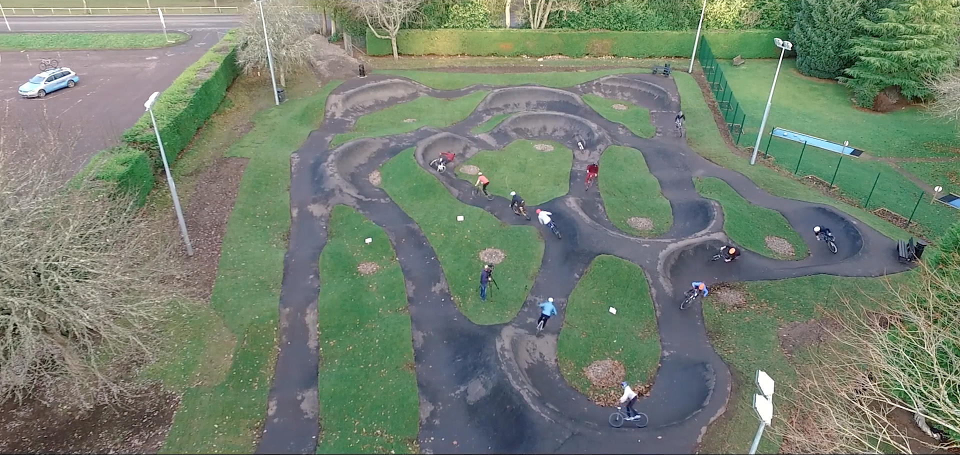In Inverness (Schottland) wurde ein Pumptrack von Claudio Caluoris Firma Velosolutions eingeweiht. Wir haben das Video von der Eröffnung für euch.