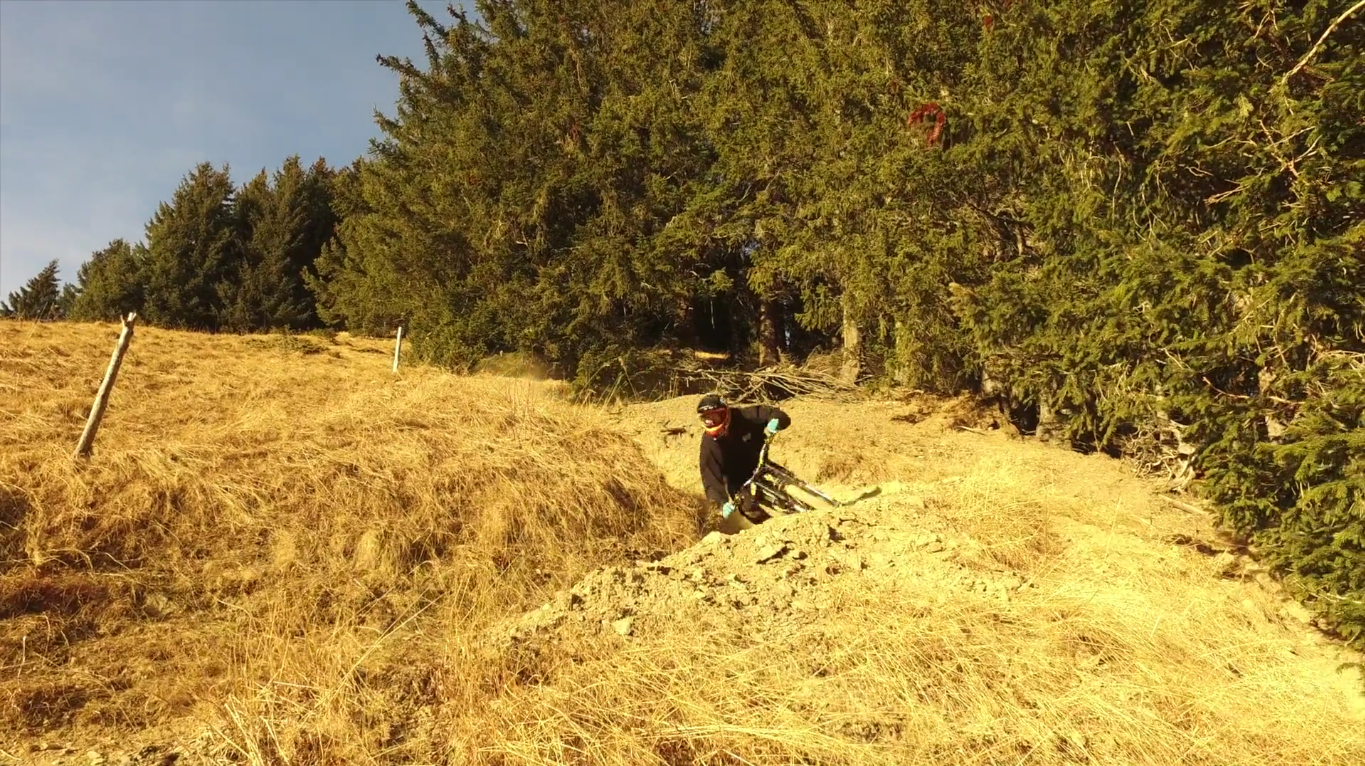 Josh Lowe war über Weihnachten in den Alpen, wo ihn in Champéry zwar keine verschneiten Skipisten, dafür aber staubige Mountainbiketrails erwarteten.