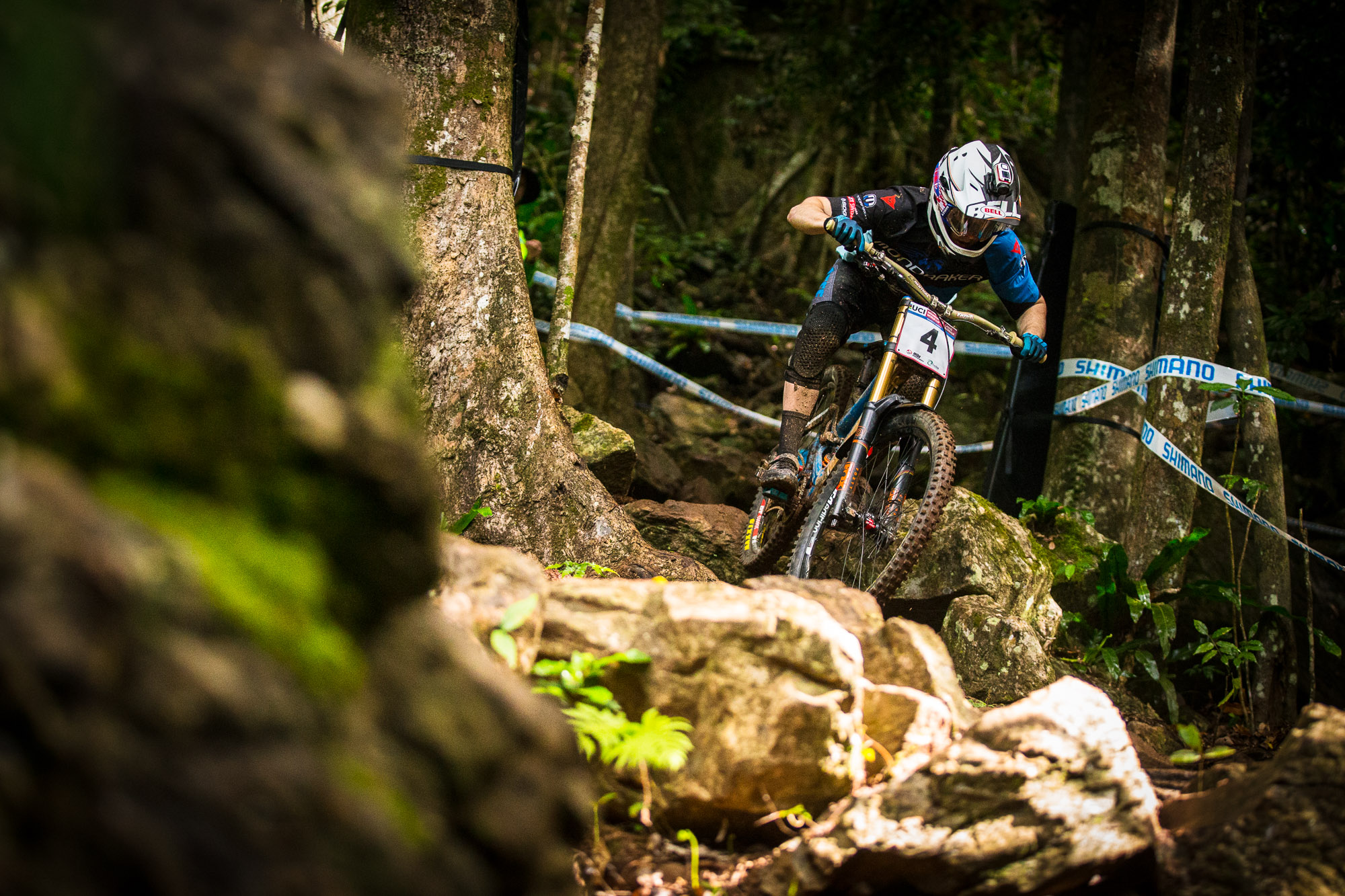 Alle Mann festhalten! Mit diesem Highlightsvideo lässt Red Bull noch mal die wildesten Momente der Downhill World Cup Saison 2016 Revue passieren.