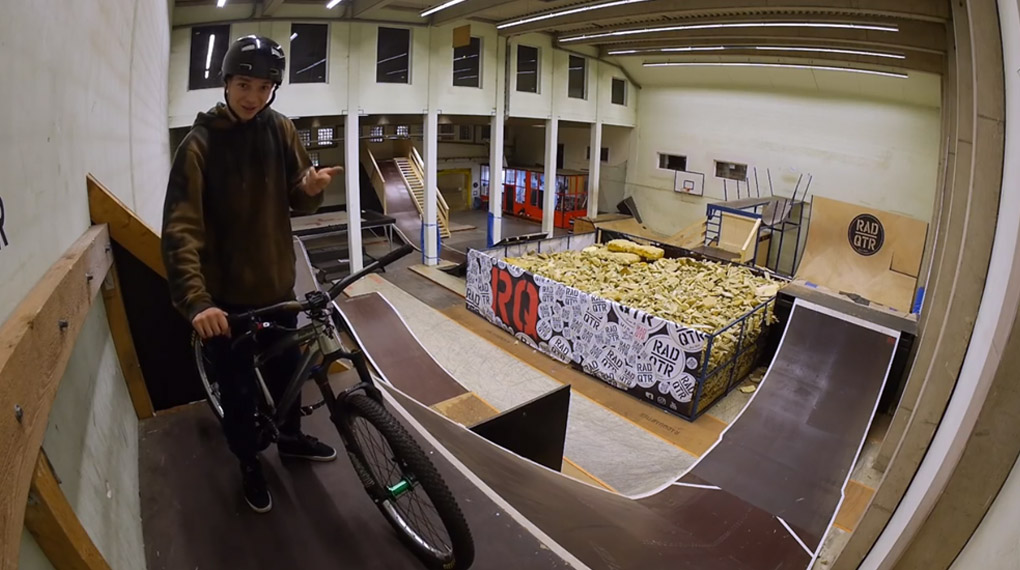 Michael Meisel erklärt dir in diesem "How to Backflip"-Video, worauf du beim Rückwärtssalto mit dem Mountainbike achten musst.