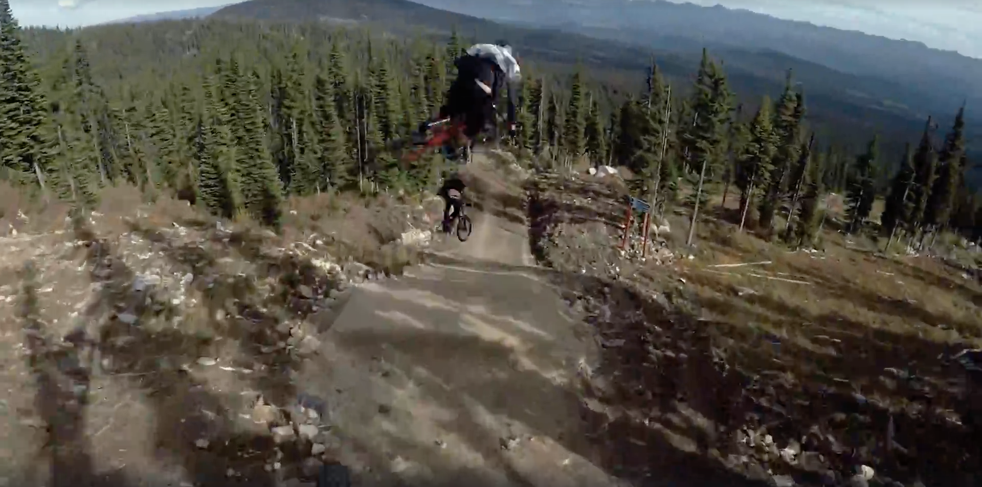 Hier ist ein POV-Clip von den Dreharbeiten zu dem großartigen Rhythm-Video, in dem eine Horder furchtloser Freerider einen Traumtrail in Kanada zerlegt.