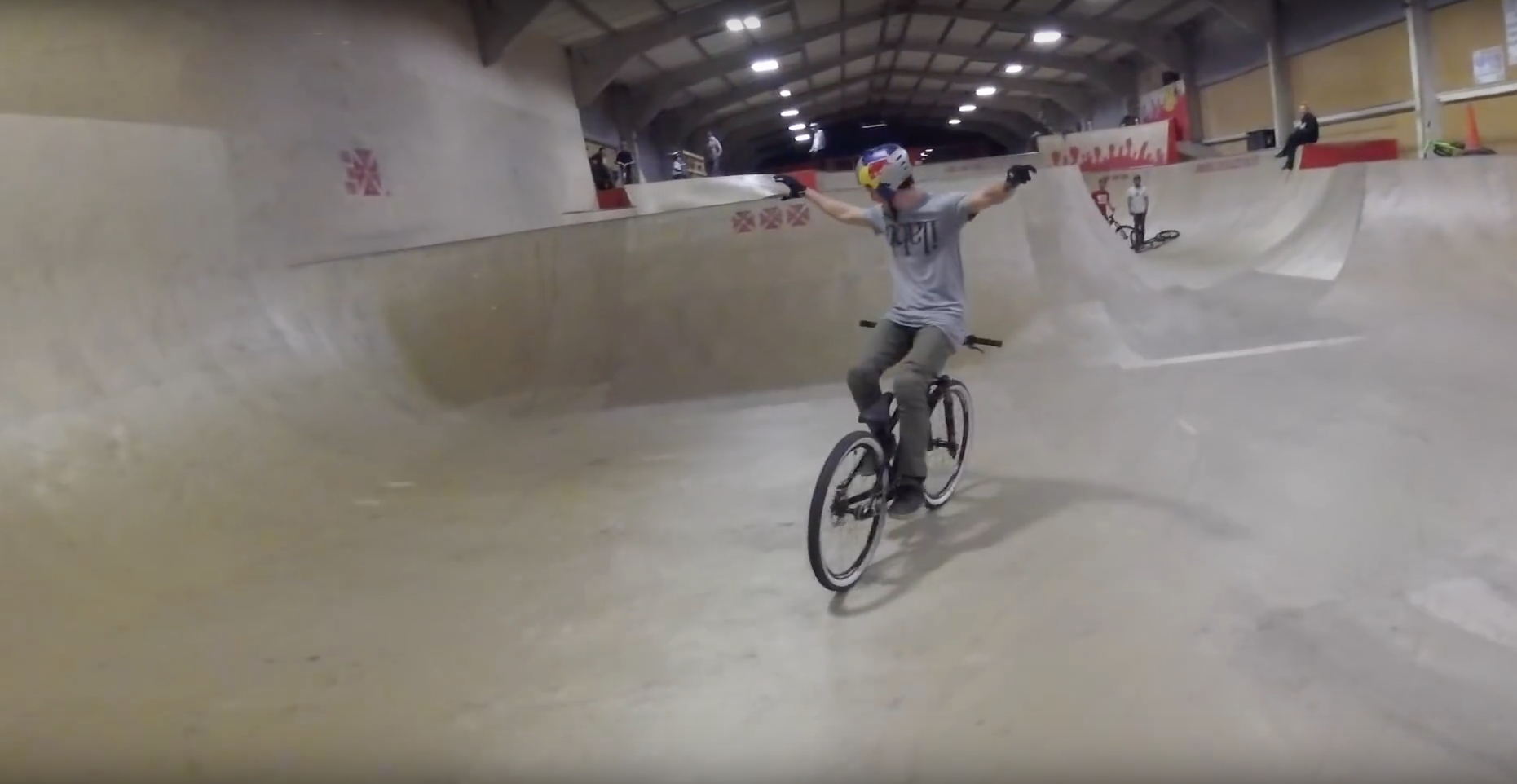 Das Wetter ist trüb und die Trails sind nass? Dann ab in den nächsten Skatepark für eine Runde Footdown. Sam Pilgrim und Matt Jones machen vor, wie