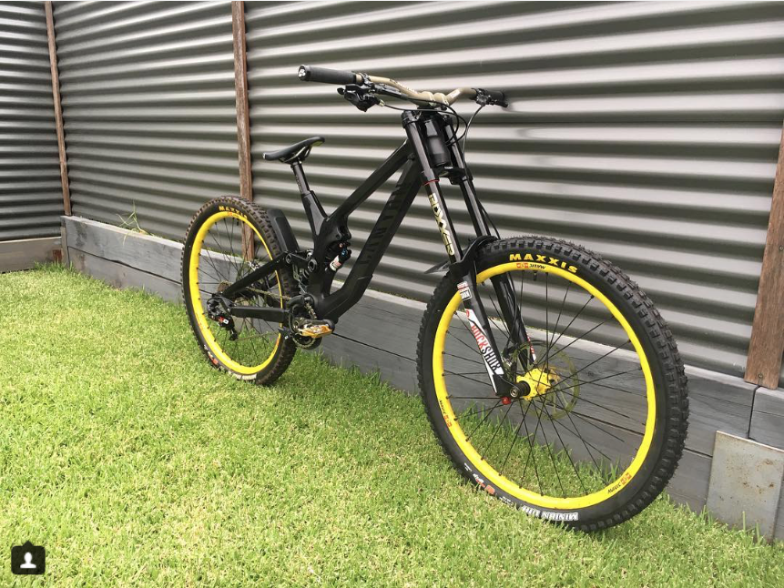 Troy Brosnan hat ein Foto von dem brandneuen Sender gepostet, auf dem er in der Saison 2017 für das Downhillteam von Canyon an der Start gehen wird.