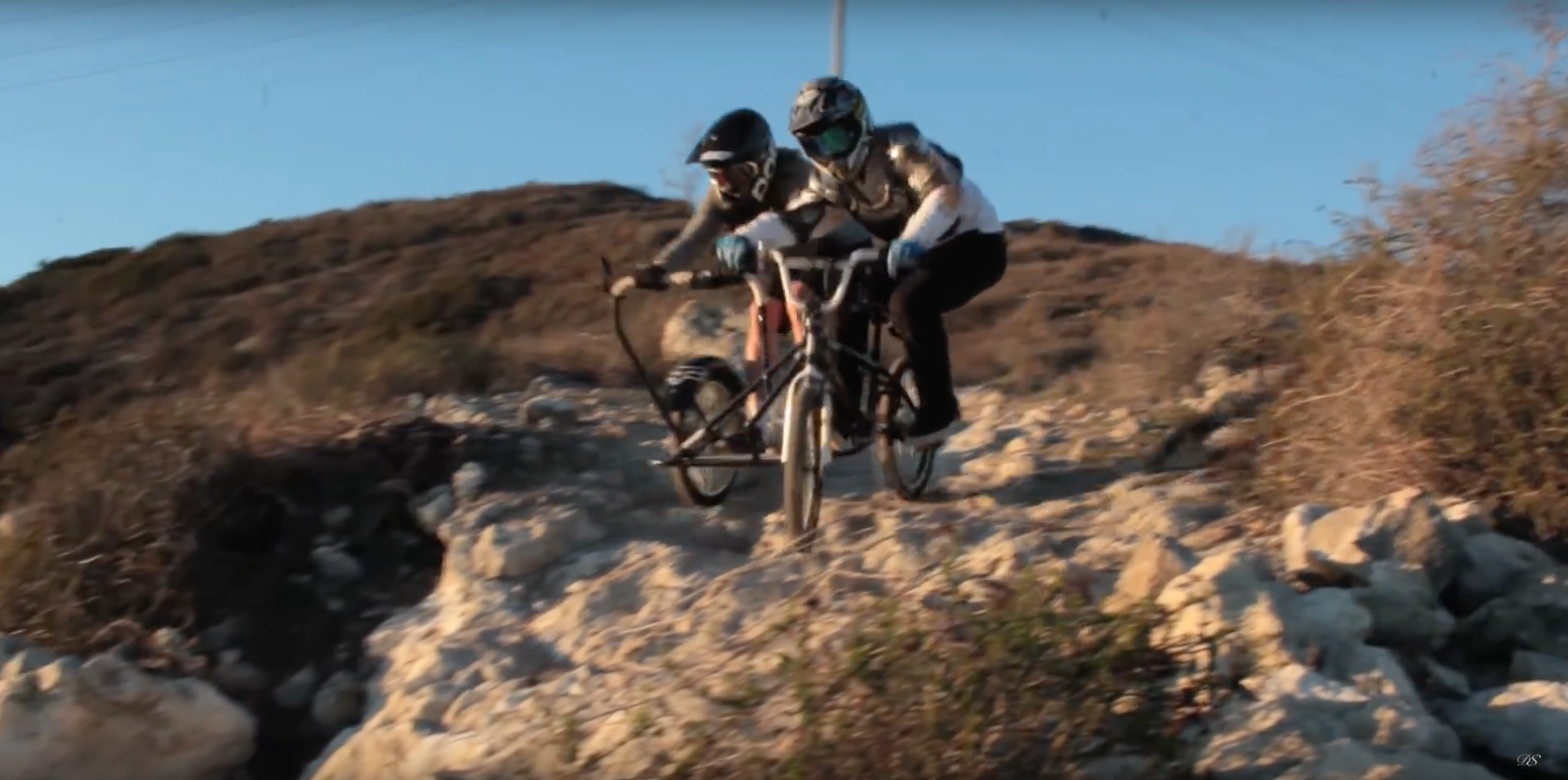 Auf einem BMX-Rad mit Seitenwagen einen Mountainbiketrail runterfahren? Warum nicht? Dylan Stark und seine Freunde lieben schließlich bescheuerte Ideen!