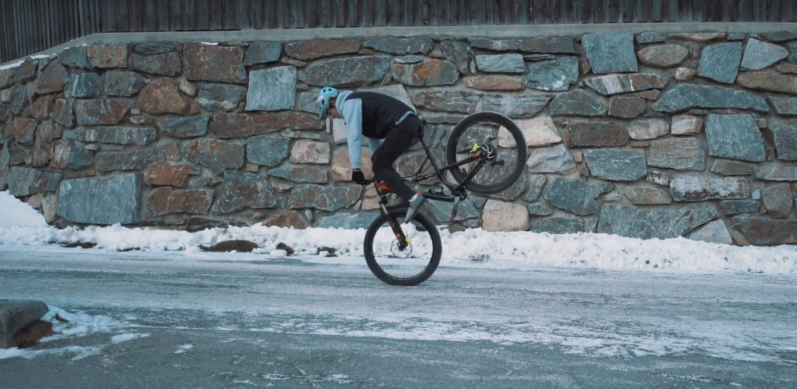Fabio Wibmer zeigt dir in diesem Video 20 Mountainbiketricks, mit denen du bei deinen Freunden bestimmt Eindruck schinden wirst.