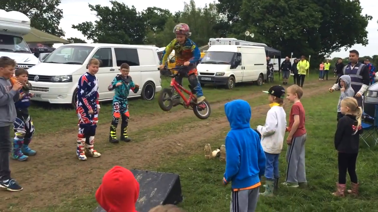 Harry Schofield flowt durch Rhythmsections wie ein Großer und springt Dirtjumps, die fast doppelt so hoch sind wie er selbst – und das mit 6 Jahren!