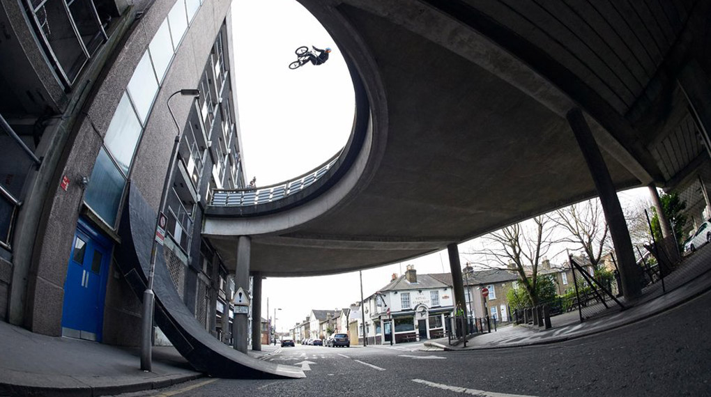 Einfach nur episch! In "Walls" katapultiert sich der BMX-Fahrer Sebastian Keep in fast 10 Meter Höhe gegen die Wand einer Parkgarage. Hier geht