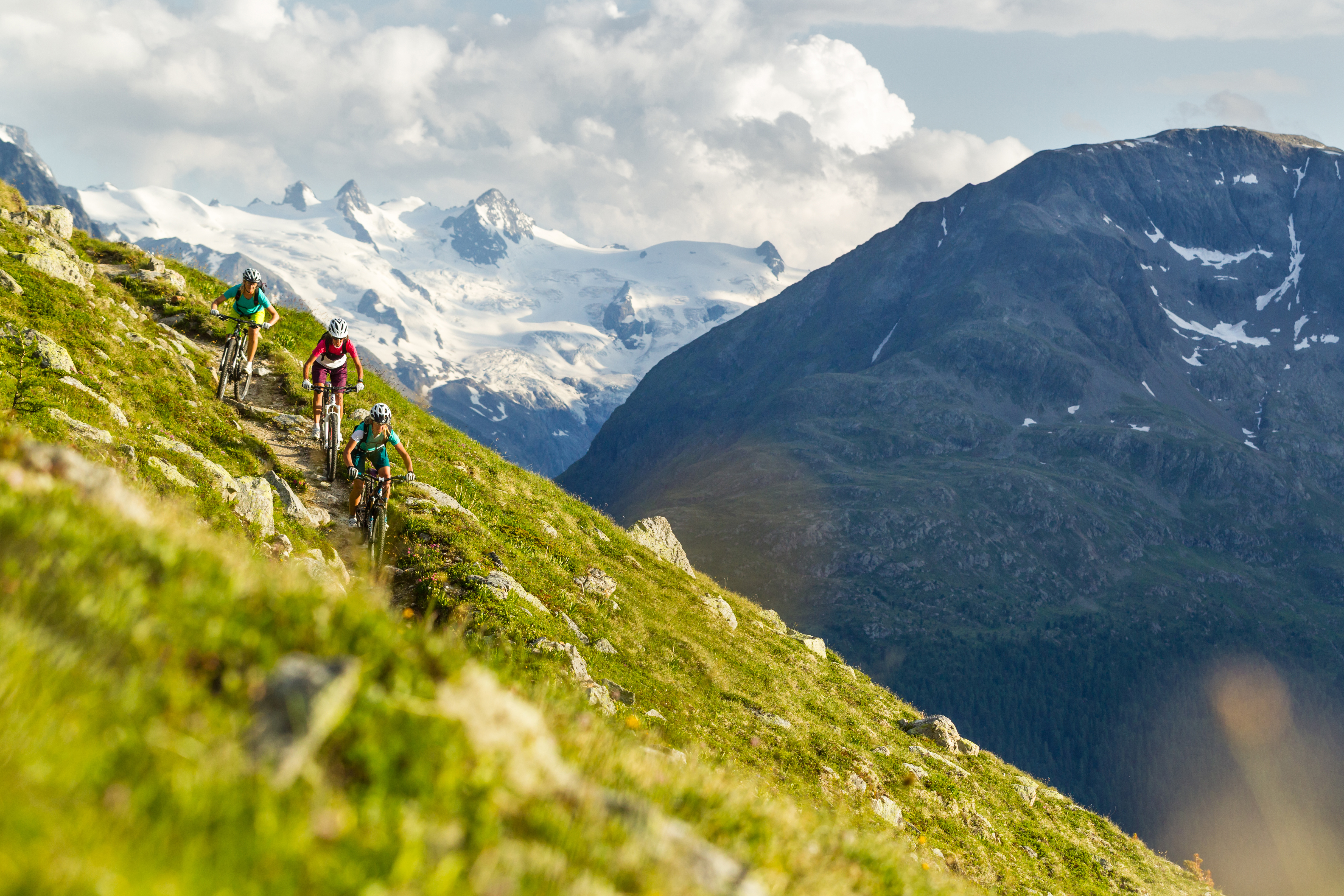 ENGADIN St. Moritz: Mountainbiker auf der Padella - Corviglia - Panoramatour Padella-Corviglia-Panoramatour Copyright by: ENGADIN St. Moritz By-line: swiss-image.ch/Markus Greber