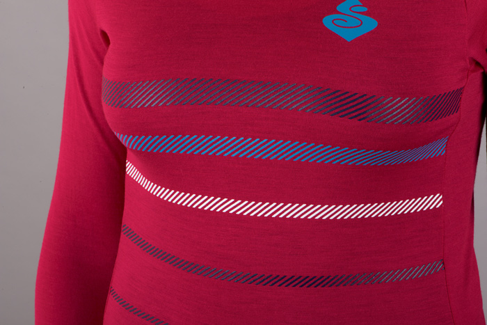 badlands_merino_ls_jersey_wmns-rubus_red-detail02