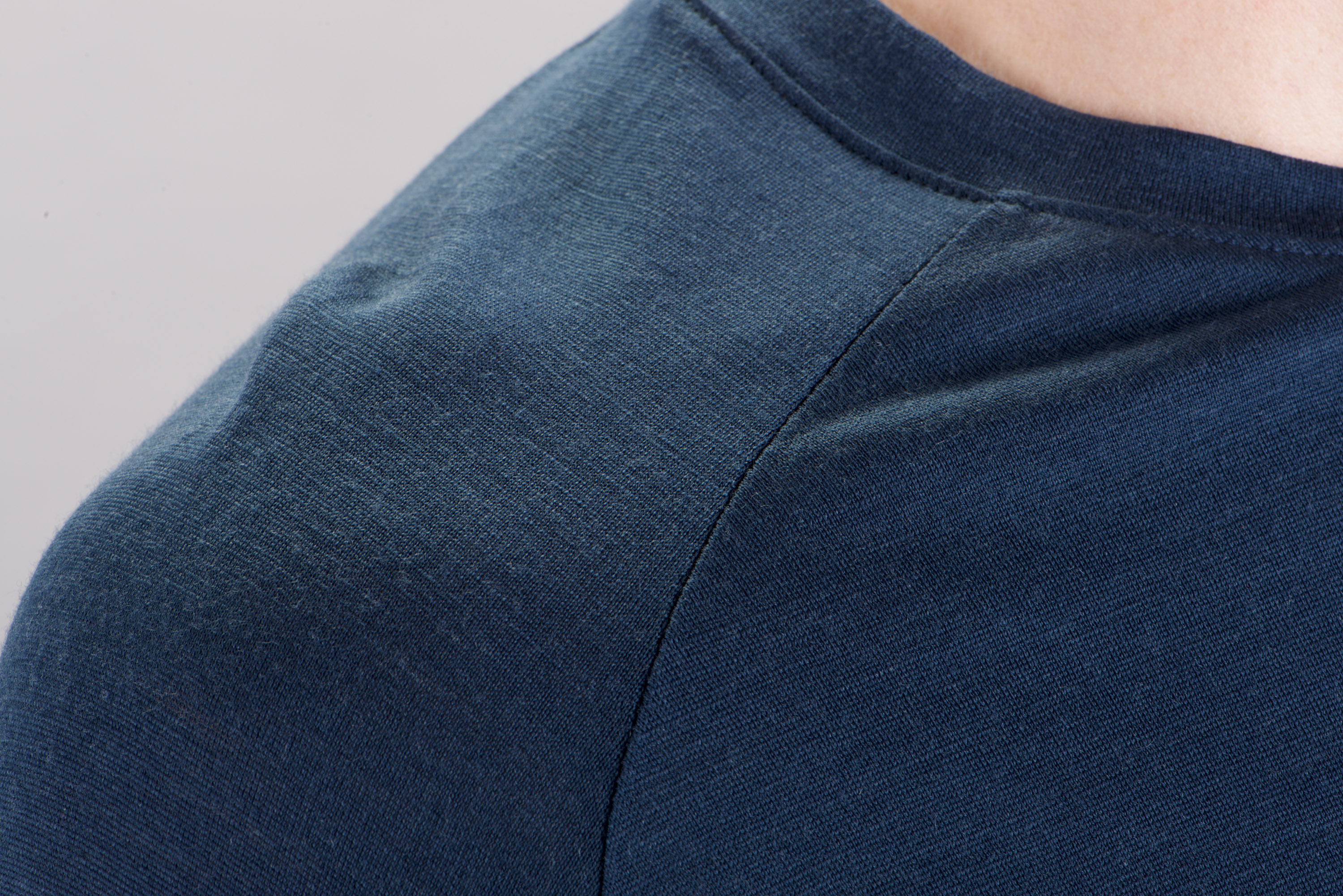 badlands_merino_ls_jersey-midnight_blue-detail04