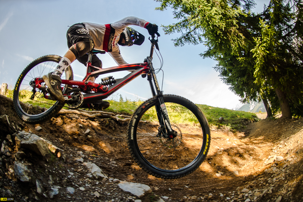valentina-hoell-at-bikepark-leogang_by-iam-leon