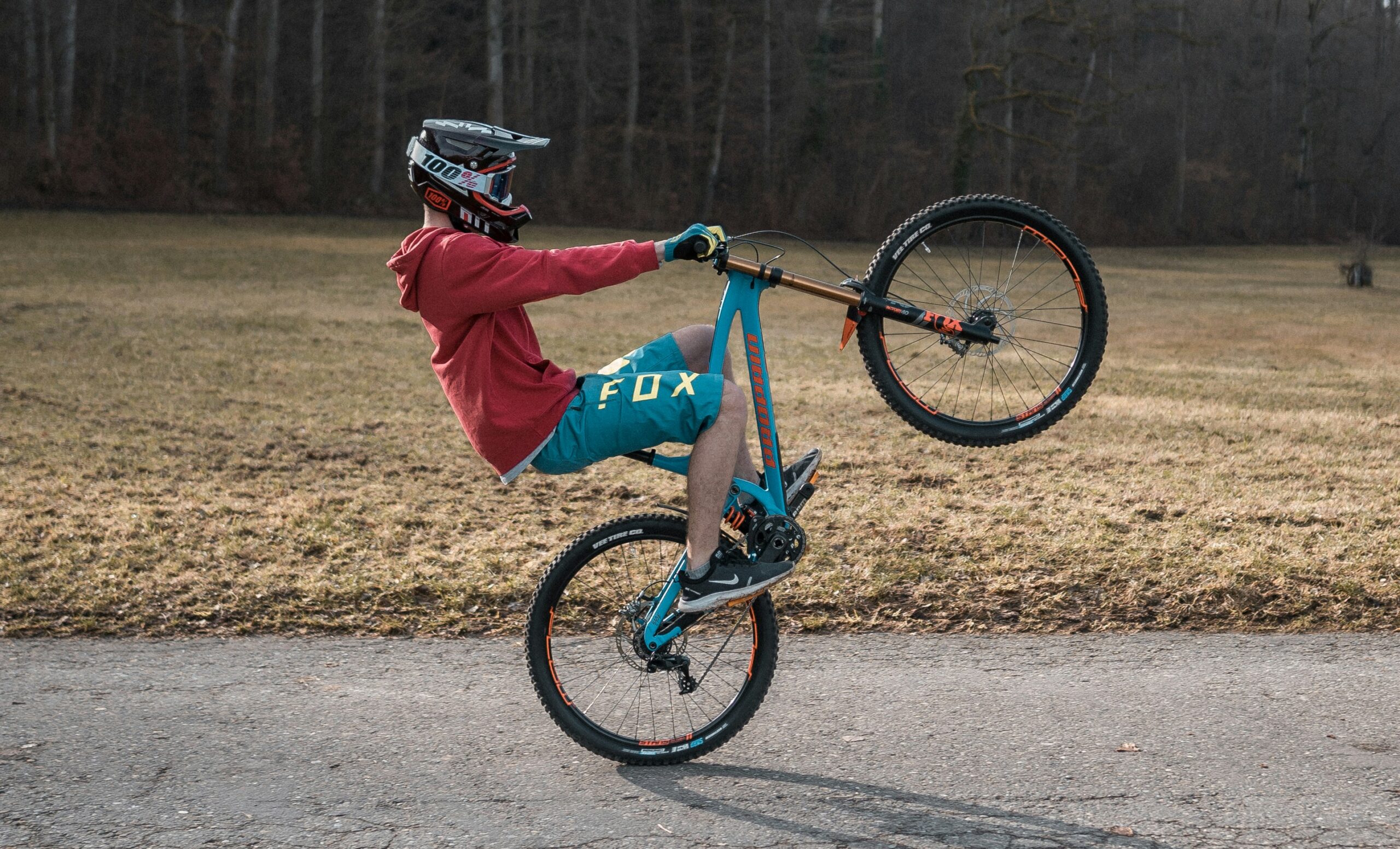 Wheelie auf dem Mountainbike