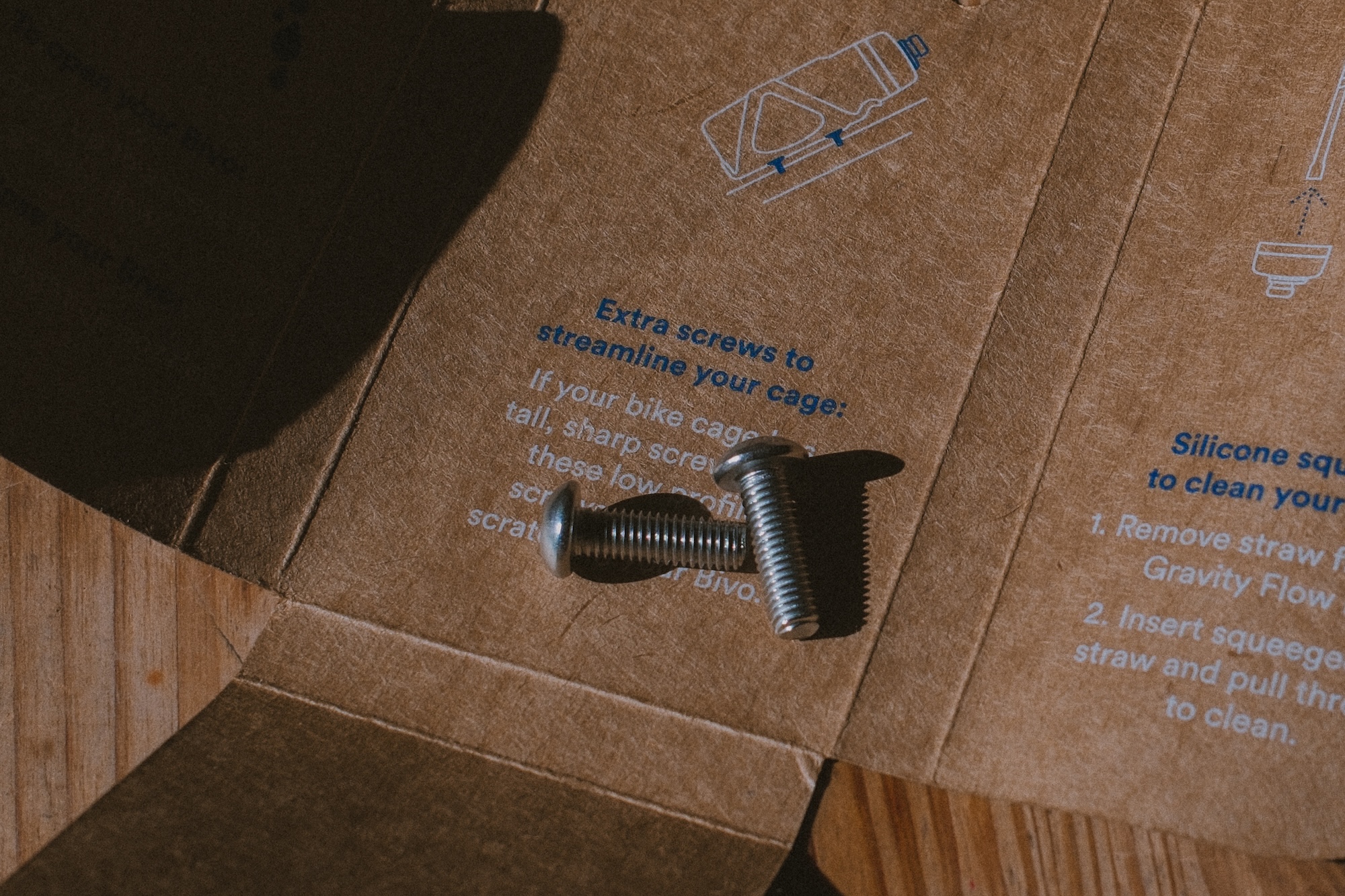 Bivo Trinkflasche Schrauben